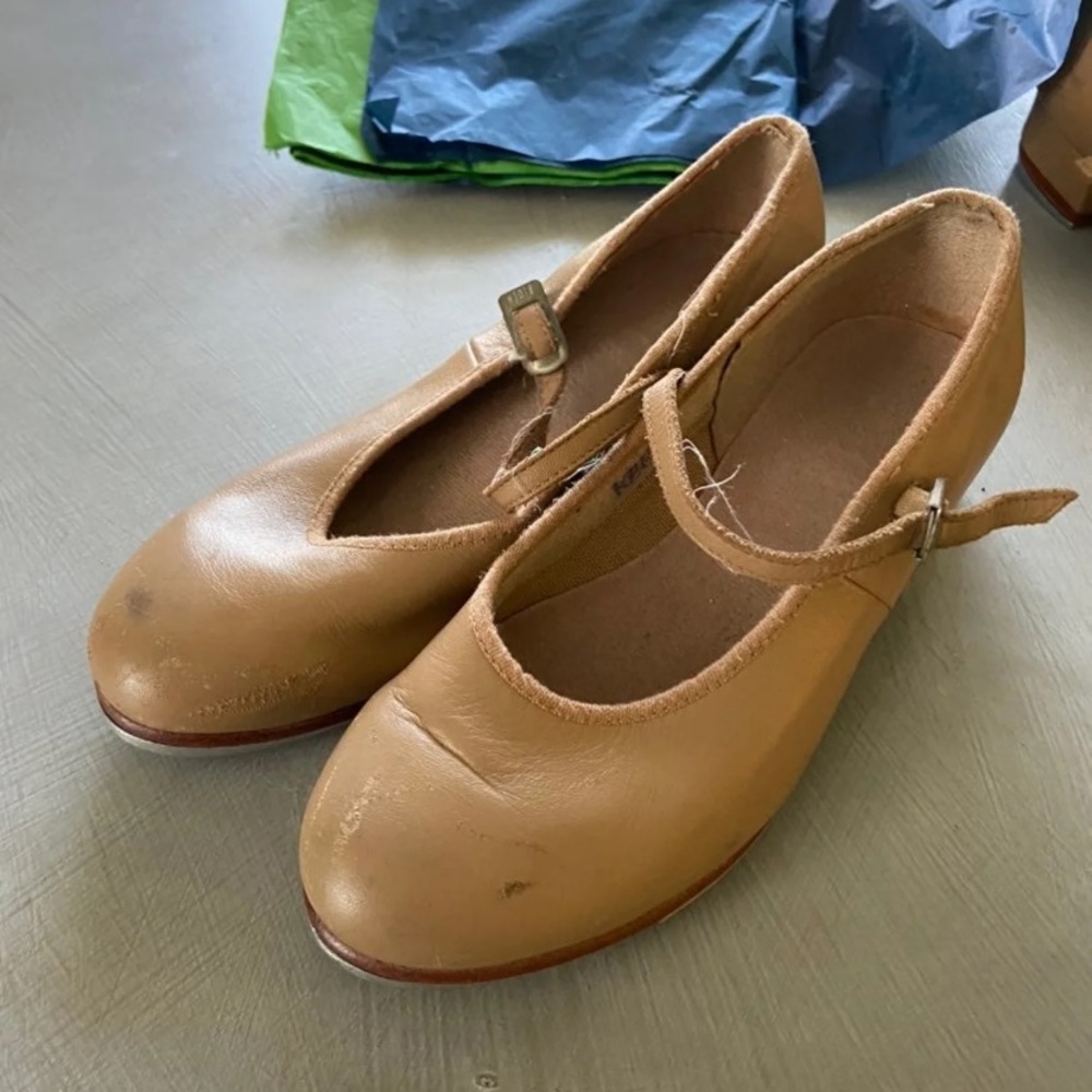 Girls Bloch tap shoes size 1.5n